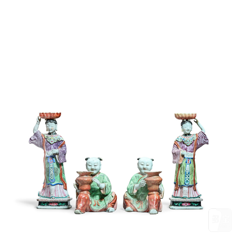 清乾隆 粉彩仕女圖燭臺一對及粉彩童子燭臺一對 | A PAIR OF FAMILLE ROSE 'LADIES' CANDLESTICKS AND A PAIR OF FAMILLE ROSE 'BOYS' CANDLE HOLDERS - 图4